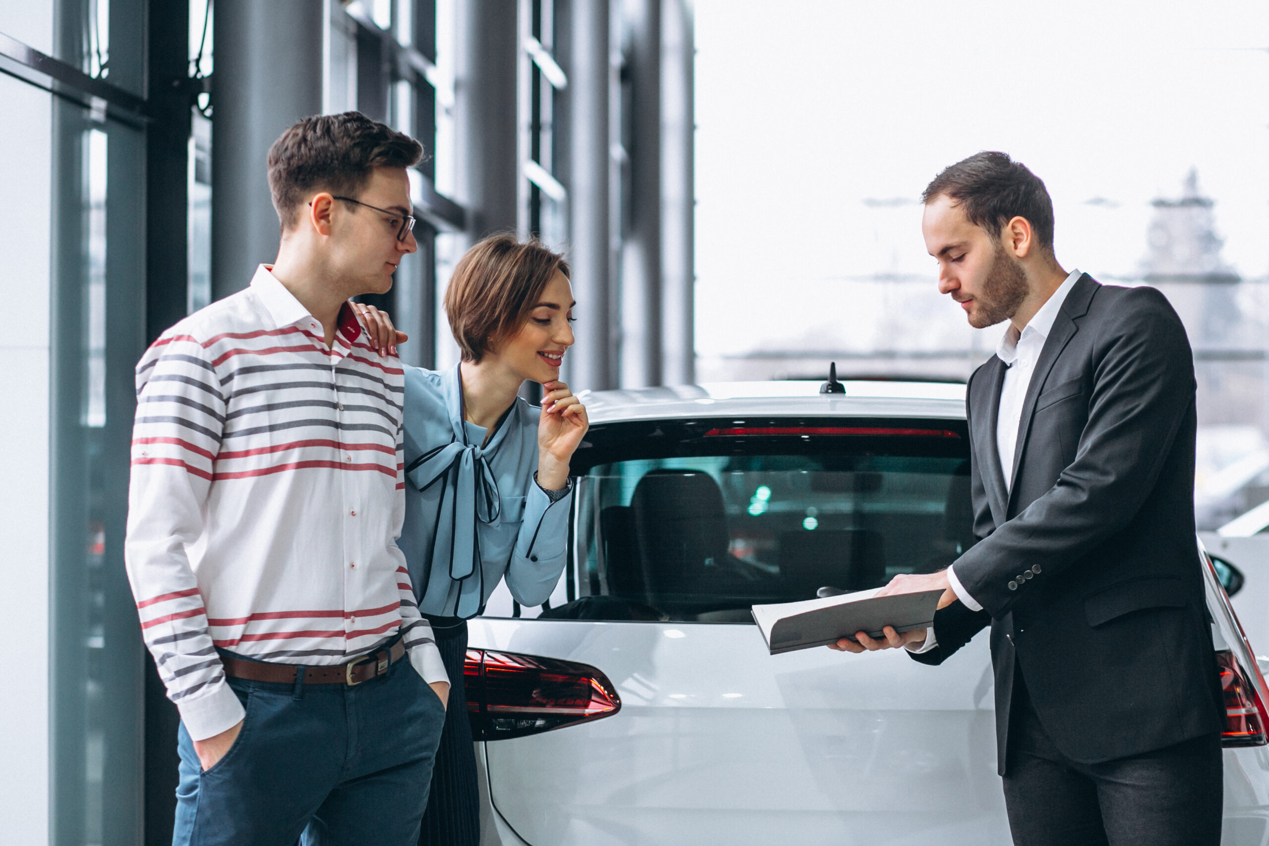 Monthly vs yearly car lease Dubai sustainable hybrid options 2026